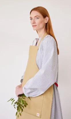 Apron><noscript><img width=