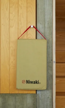 Kneeler><noscript><img width=